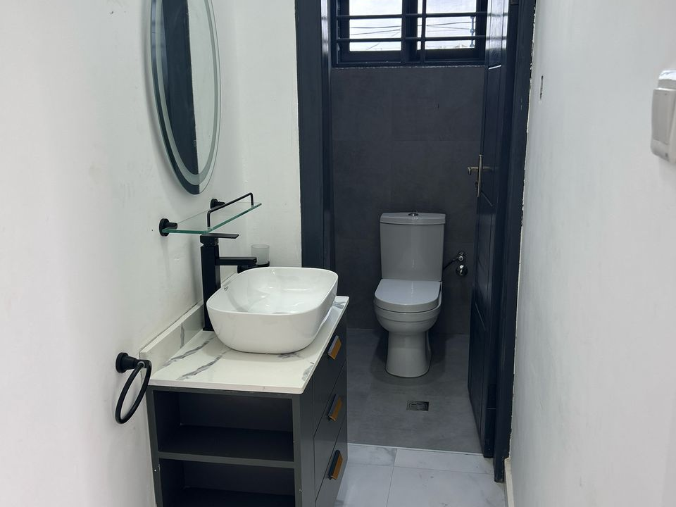 TOILET 1